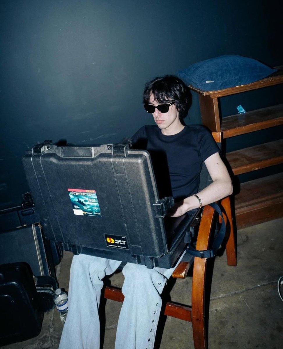 skeetzaa's tweet photo. me locking into my 9 to 5 of promoting benchestwt https://t.co/upN7kid5AT