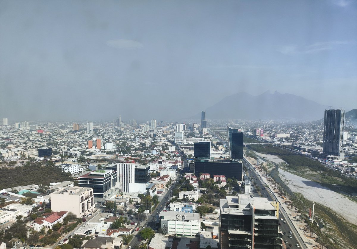 Aegm2603's tweet photo. @nelvaldez Ya me vi en el mirador de la torre rise viendo la paupérrima calidad de aire de la ciudad https://t.co/mOIDayJWSp