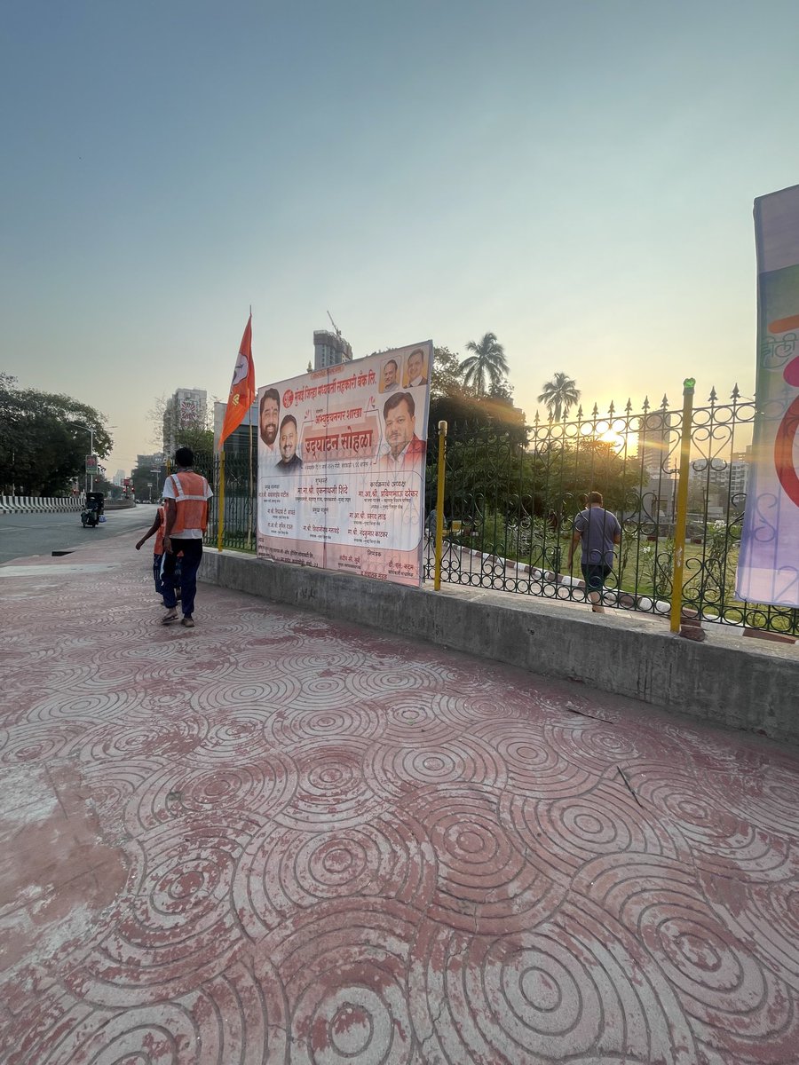 suchetadalal's tweet photo. Brand new garden? Let’s deface it with ugly posters. Why worry about laws, beauty or ⁦@mybmc⁩ ⁦@mybmcWardGS⁩ ?? Right ⁦@ShelarAshish⁩ ? For once you have company! https://t.co/SJFRktJw6z