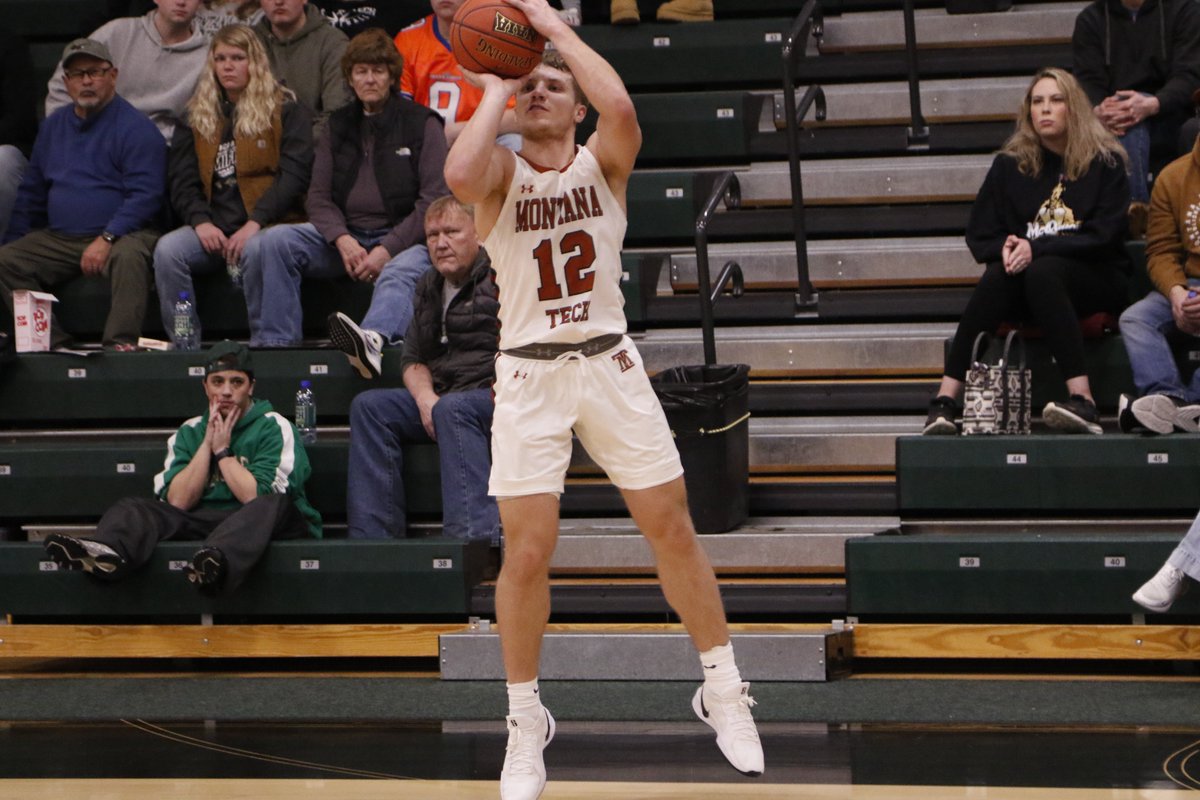DiggerAthletics's tweet photo. Keeley Bake finished his @MTechHoops career with exactly 1,000 points, scoring 10 tonight to become the fourth Oredigger this season to reach that milestone! Tech is one of just a handful of programs to have four players reach that milestone in the same season. #RollDiggs ⚒ https://t.co/RHT7vl64IN