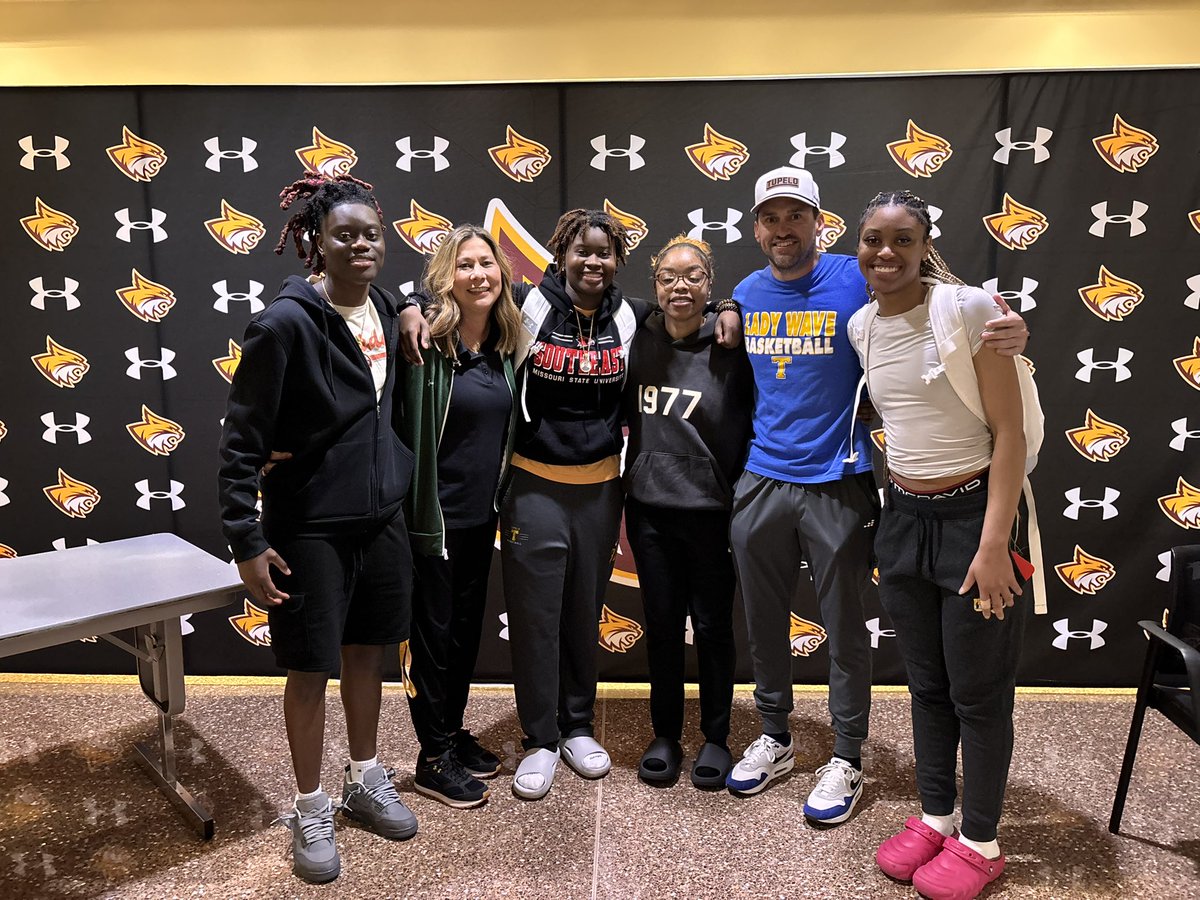 tupGBB's tweet image. Proud moment tonight getting to support some of our former players! 💙💛🏀 #family #ladywave4life