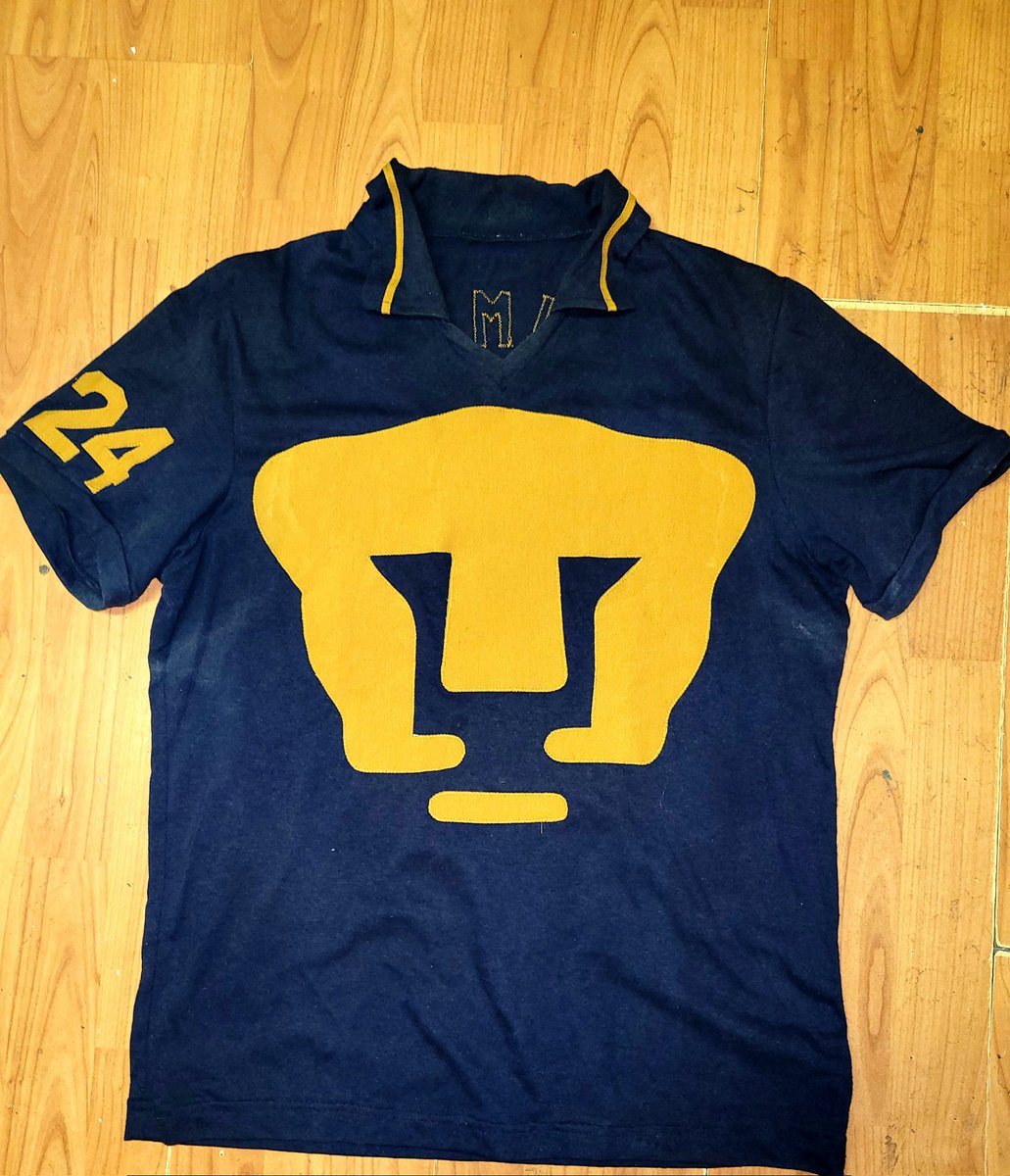 pumartur32's tweet photo. @PumasMX 
#LaHistoriaSeHonra 
#reyher
#jerseyscollector #historicshirts #playerasdePumas
En su mejor momento Germán Tello brillaba en la delantera del equipo universitario
2 jerseys #deepoca de los 80s
Con el 24 que en sus inicios uso el gran Germán Tello https://t.co/ZjA5lC3tf6