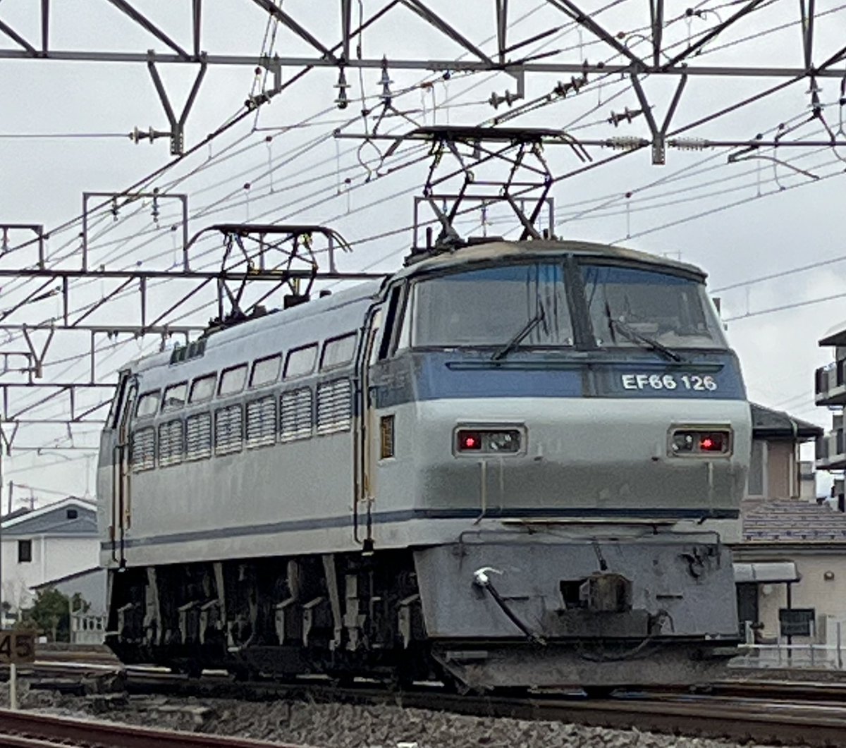 takkin_engine_d's tweet photo. ダイヤ改正初日。
8865レはEF66-126の単機です、当地通過時刻に変更なしでした🫡
火曜日次第で、充当機がしっかり決まってくるかなと思います。
1070レはEF210-2の岡桃が充当されています。国鉄機が淘汰されると次はこちらですかね…
#8865レ
#EF66126
#配給
#1070レ
#EF2102
#貨物運用 https://t.co/Rrt2olFcB4