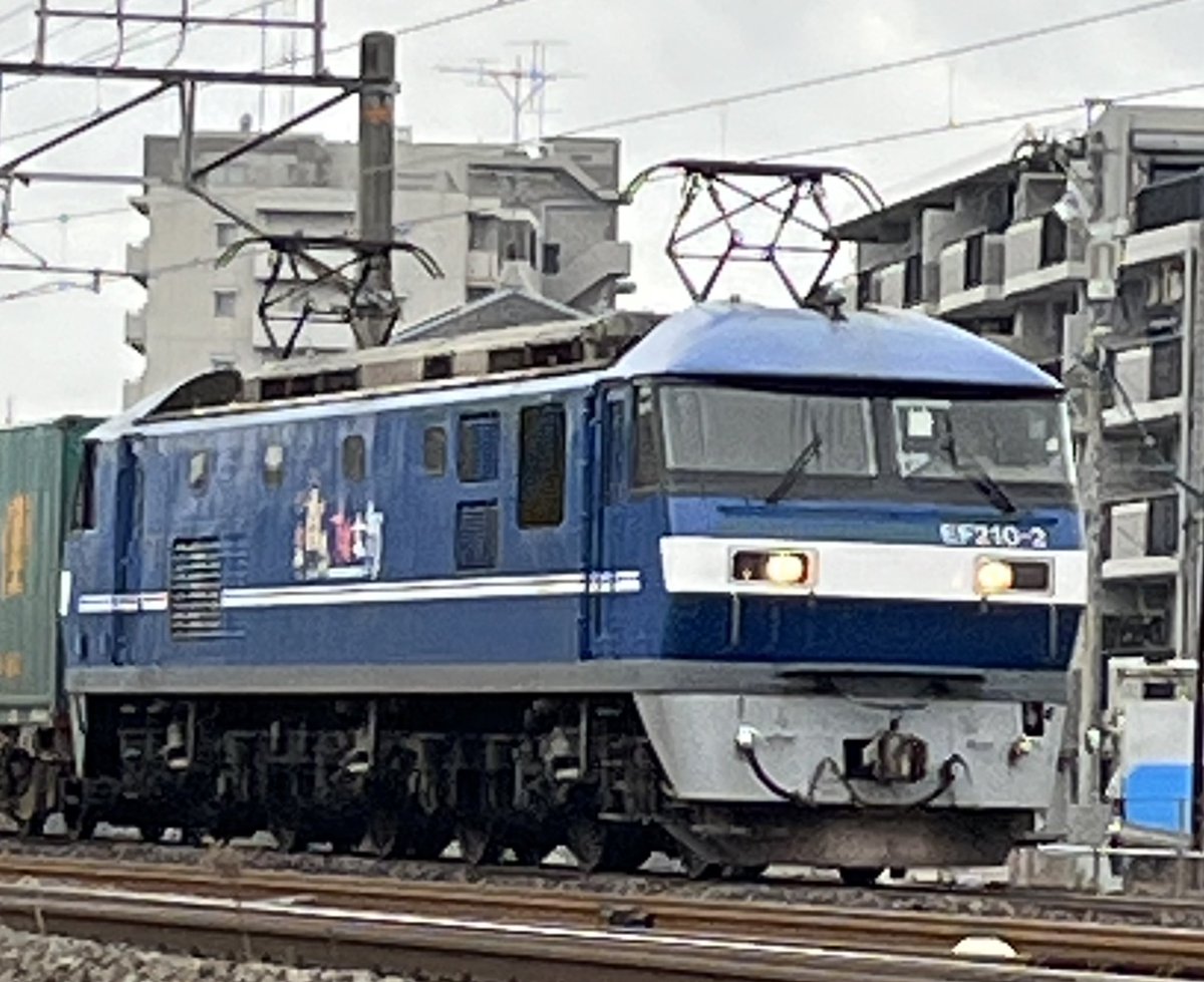 takkin_engine_d's tweet photo. ダイヤ改正初日。
8865レはEF66-126の単機です、当地通過時刻に変更なしでした🫡
火曜日次第で、充当機がしっかり決まってくるかなと思います。
1070レはEF210-2の岡桃が充当されています。国鉄機が淘汰されると次はこちらですかね…
#8865レ
#EF66126
#配給
#1070レ
#EF2102
#貨物運用 https://t.co/Rrt2olFcB4