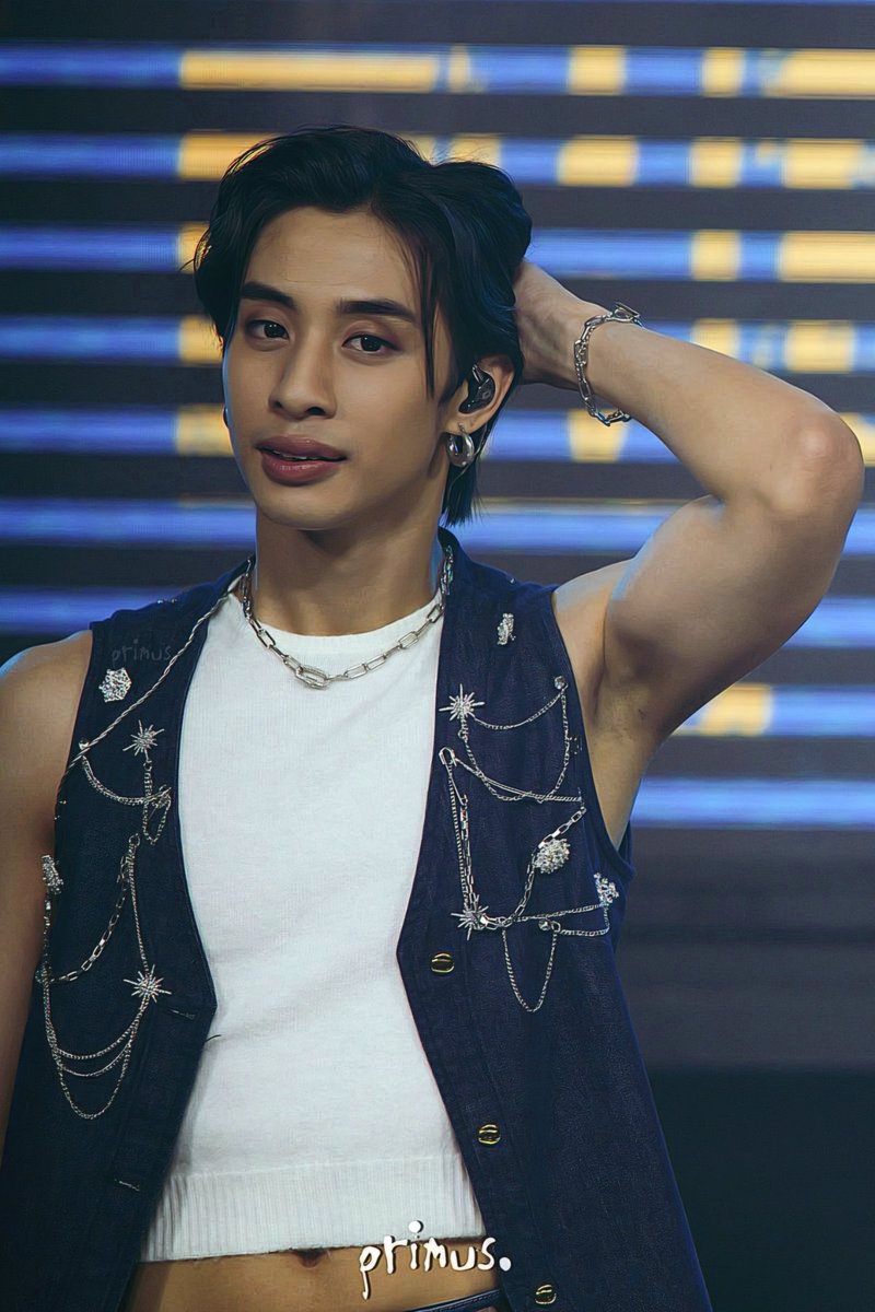 pitclips's tweet photo. may pa armpit na sila...@primus917  thank you for these shots! 

#BGYO_Divine 
#pakilikilinimayor
#bgyoarmpit https://t.co/k9EXmg3kFO