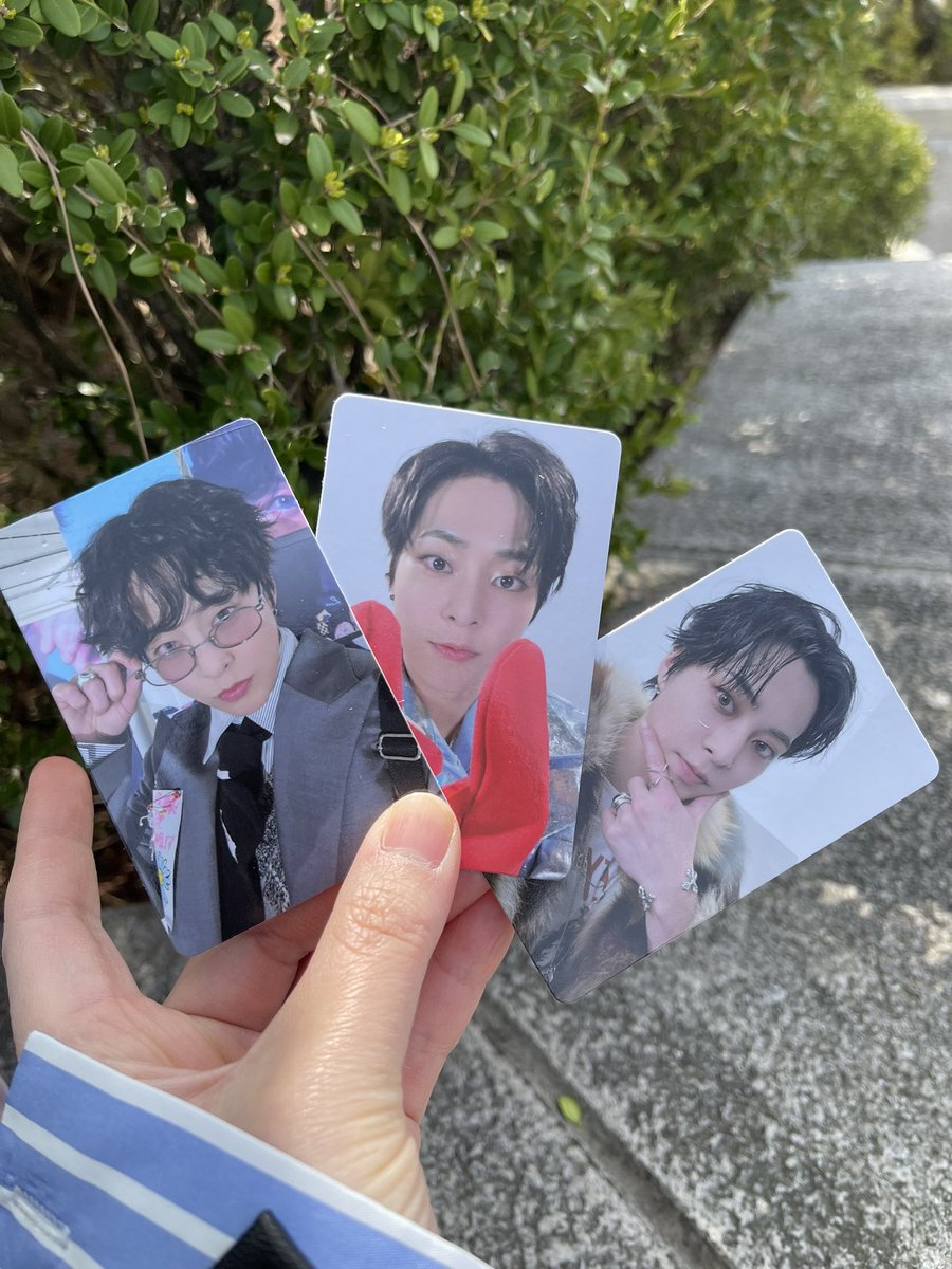 시우민이 무료공연으로 재능기부하는 것도 모자라서 역조공으로 필카랑 포카를 준다구요
아 ㄹㅈㄷ감다살미쳣나