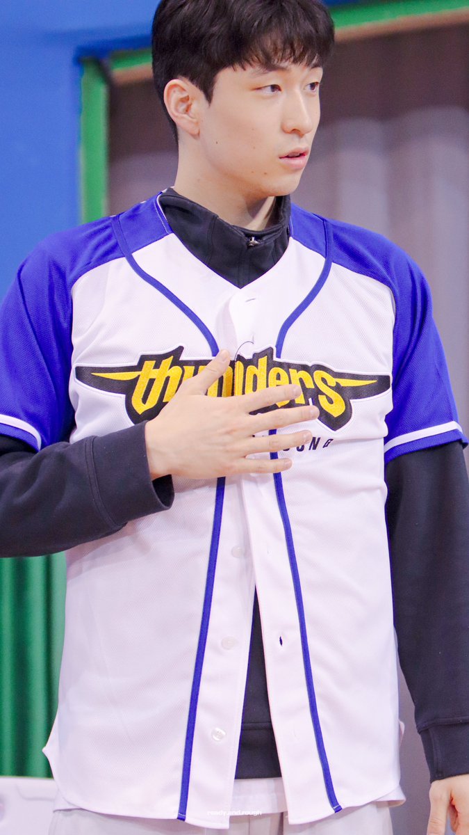 준희한테 썬더스 야구니폼 입혔는데 너무 맘에든다고 이거 자기 달라고함.. 그래서 안된다. 고 함 .