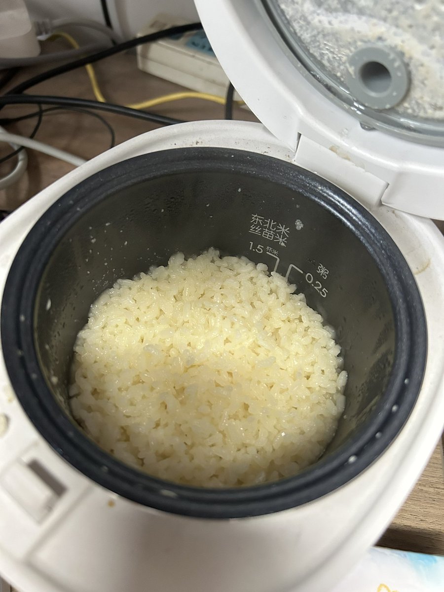 Derek43594065's tweet photo. 下雨不出门 狗做饭用什么水呢 当然要用狗尿晨尿啦 https://t.co/QgSi5pp94D