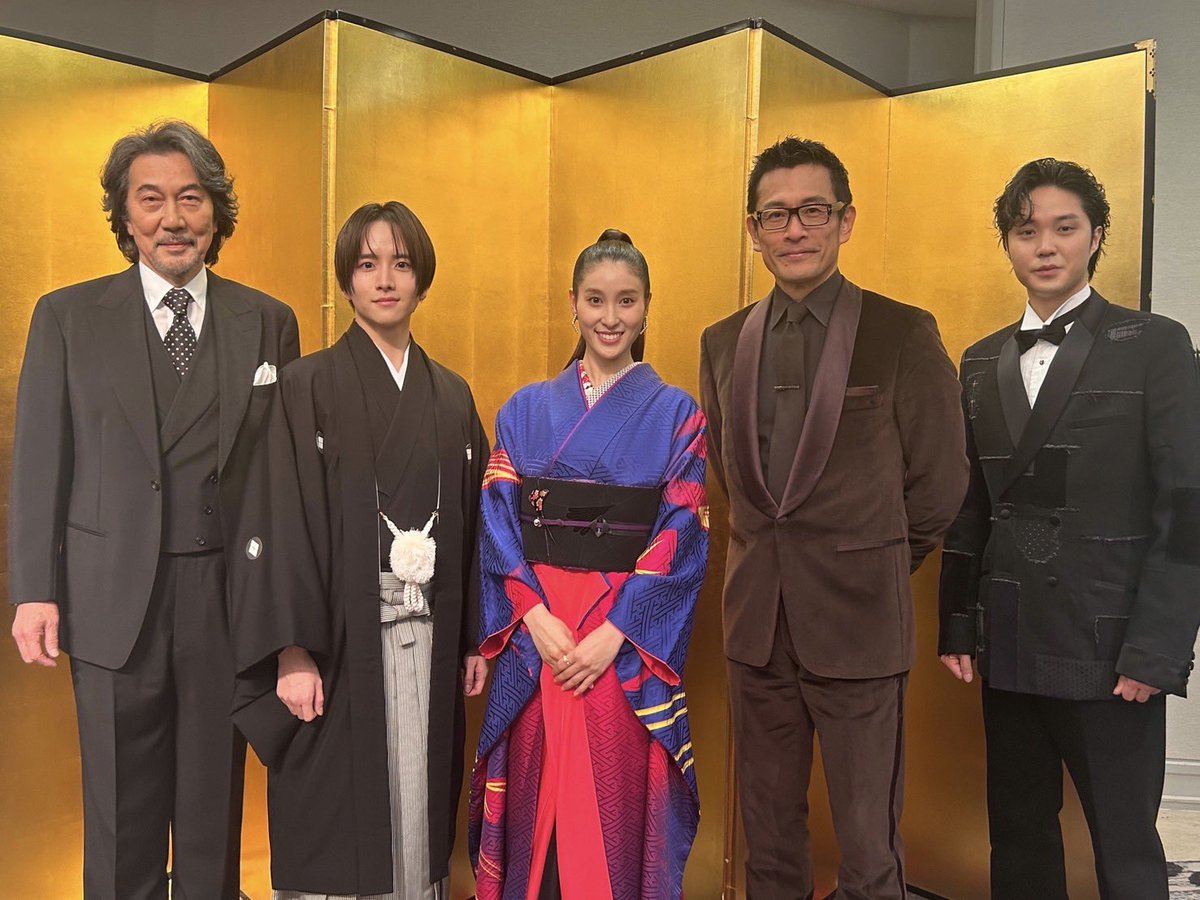 hakkenden_movie's tweet photo. 🏆#第48回日本アカデミー賞 授賞式🏆

『#八犬伝』は3部門で
優秀賞を受賞いたしました！！

💐優秀助演男優賞 #内野聖陽 さん
💐優秀助演女優賞 #土屋太鳳 さん
💐新人俳優賞 #板垣李光人 さん

滝沢馬琴役の #役所広司 さん、その息子を演じられた #磯村勇斗 さんもプレゼンターとして登壇。

また、本作で浜路役を演じた #河合優実 さんが『 #あんのこと 』で最優秀主演女優賞に輝きました✨

皆さま、本当におめでとうございます🎉

#日本アカデミー賞 @japanacademy