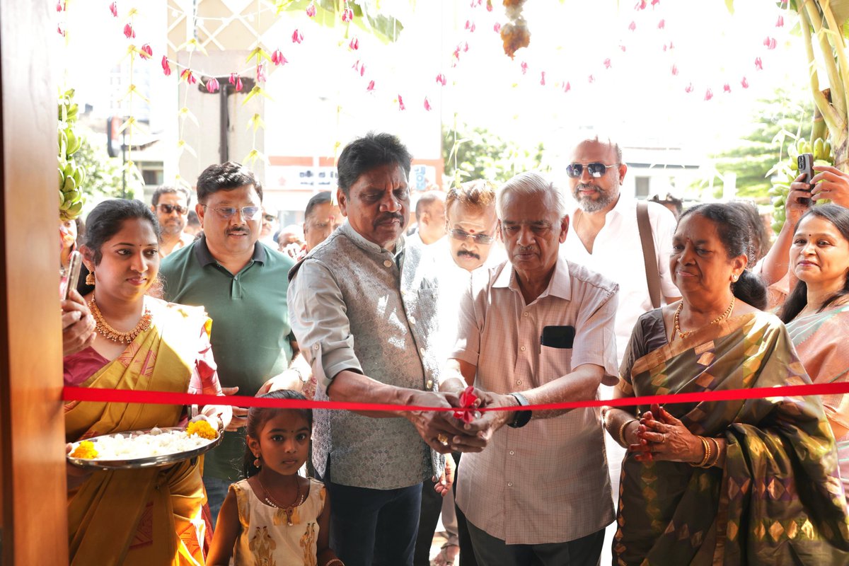 'ஈரோடு அம்மன் மெஸ்' புதிய கிளை, இலங்கையில் துவங்கப்பட்டுள்ளது. ரெட் ஜெயன்ட் மூவிஸ் M.செண்பகமூர்த்தி புதிய உணவகத்தை துவக்கி வைத்தார். இந்த உணவகத்தின் பங்குதாரர்கள் பிரேம்குமார், அபிராமி உடனிருந்தனர். குணசேகரன்,G.தியாகராஜன் ஆகியோர் இந்நிகழ்வில் கலந்து கொண்டனர்.

<a href="/teamaimpr/">Team AIM</a>