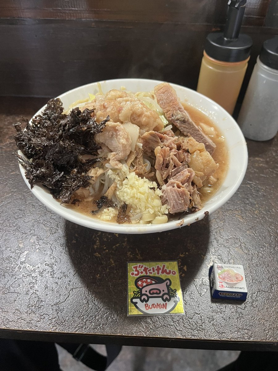 69ra_men's tweet photo. 今日の一杯は「ぶたけん。」で5周年限定の【しお】！

最初はシンプルな限定メニューだと思ったけど、スープを飲んだ瞬間に美味すぎてびっくりした🫢

5周年おめでとうございます㊗️ https://t.co/ShPdUZd10j
