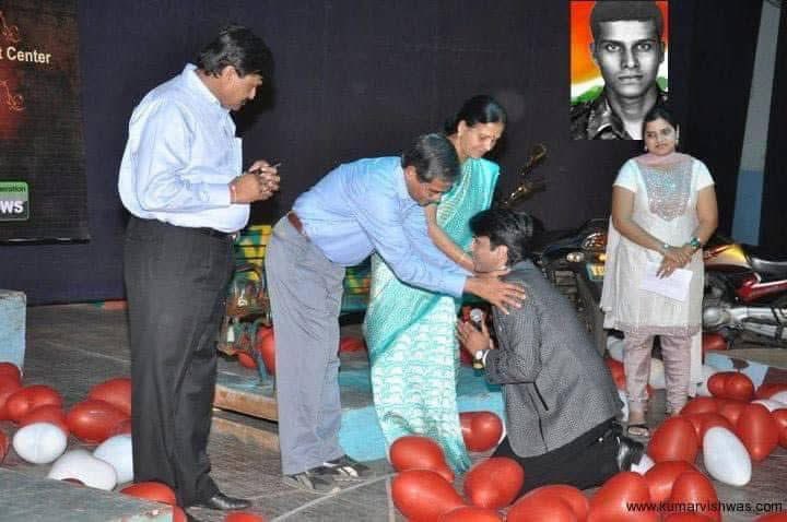 OfficeOfDKV's tweet photo. “पिता, जिसके रक्त ने उज्ज्वल किया कुल-वंश माथा   मॉं वहीं, जो  दूध  से  इस  देश  की  रज  तोल  आयी”    हिंदुस्तान बचाने के लिए स्वयं को सम��धा बनाकर होम कर देने वाले, शौर्य के साक्षात प्रतिरूप शहीद मेजर संदीप उन्नीकृष्णन को उनके जन्मदिन पर कृतज्ञ राष्ट्र का सादर नमन ! उनसे तो कभी न मिल सका, लेकिन उनके माता-पिता के चरण छू पाने का यह सौभाग्य मेरे जीवन की एक महत्वपूर्ण उपलब्धि है। 🙏🏻
@DrKumarVishwas
