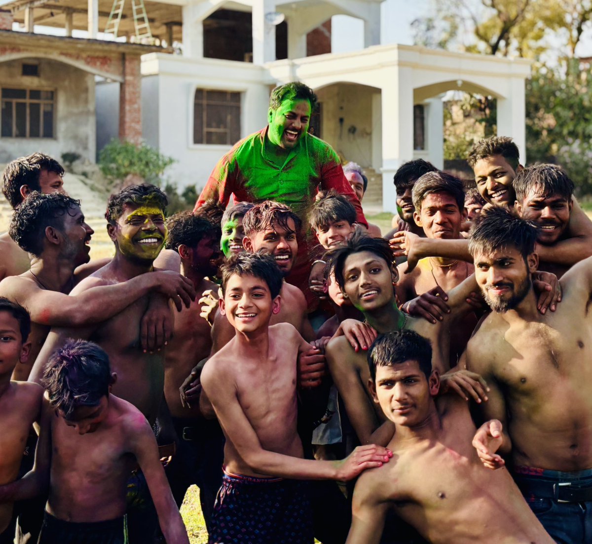 riteshrajwada's tweet image. मुट्ठी  मुट्ठी चूम  कर ऐसे  उड़े गुलाल 
बेरंगी सब धुल गई हम तो हो गए लाल 
❤️❤️
#riteshrajwada 
#poetry #holi