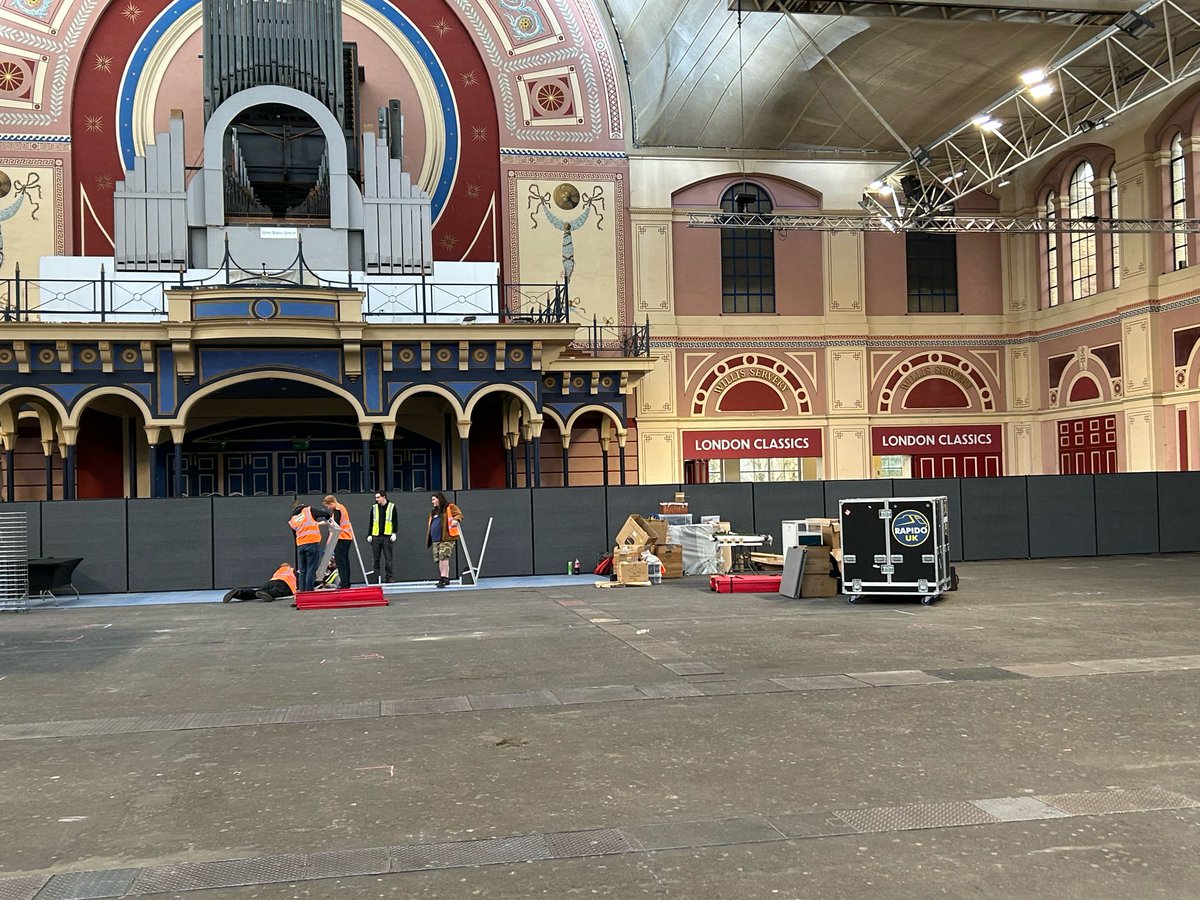 ModelRailClub's tweet photo. Some pictures of the set up yesterday ahead of The London Festival of Railway Modelling this weekend. With leading manufacturers amongst the 70+ stalls selling new and preowned models #lfrm25 https://t.co/vOVDJ0TqkT
