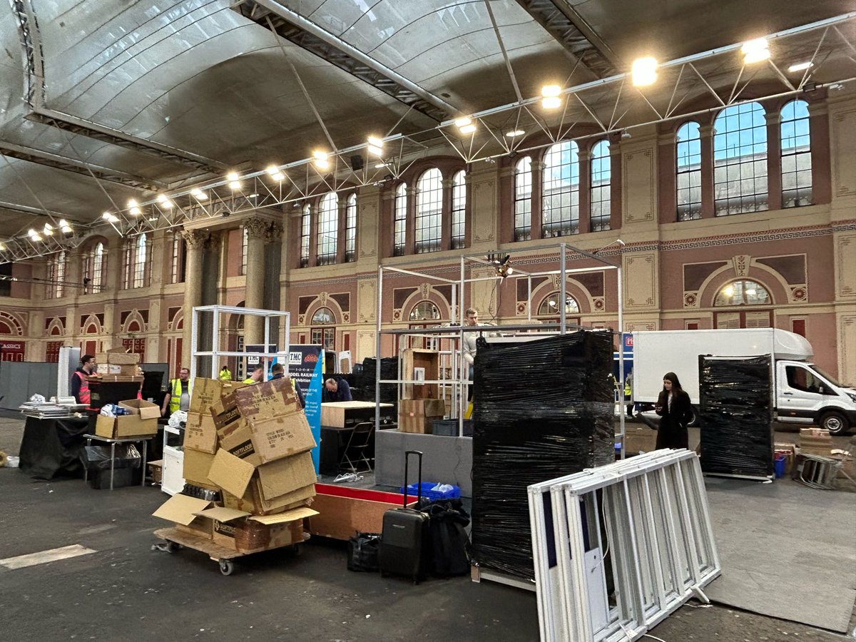 ModelRailClub's tweet photo. Some pictures of the set up yesterday ahead of The London Festival of Railway Modelling this weekend. With leading manufacturers amongst the 70+ stalls selling new and preowned models #lfrm25 https://t.co/vOVDJ0TqkT