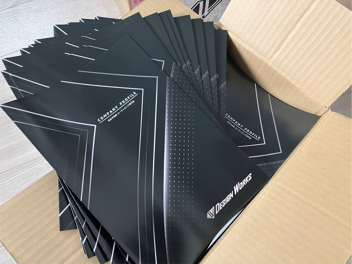 designworks_kmy's tweet image. 刷り上がり✨

本年度の弊社カタログが完成しました❗️

デザインが本業だけに、この手のレイアウト校正はお手のもの🙋

別冊プライスリストも用意し、各イベント／展示会／営業活動にて
配布して参ります✨

当店にお越しいただいたお客様にも差し上げております。
是非ご来店ください😌
#designworks