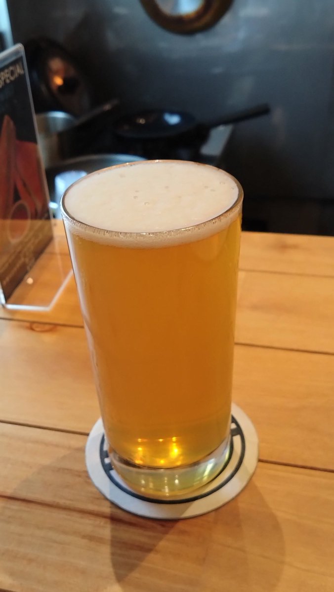 gigagulin's tweet photo. 名古屋の笠寺にあるTALL BOYS　BREWINGに来た。KUSHER WEST COAST PILs呑む! えっこれってラガー。IPA のよう
＃クラフトビール https://t.co/oLDa0iAofa