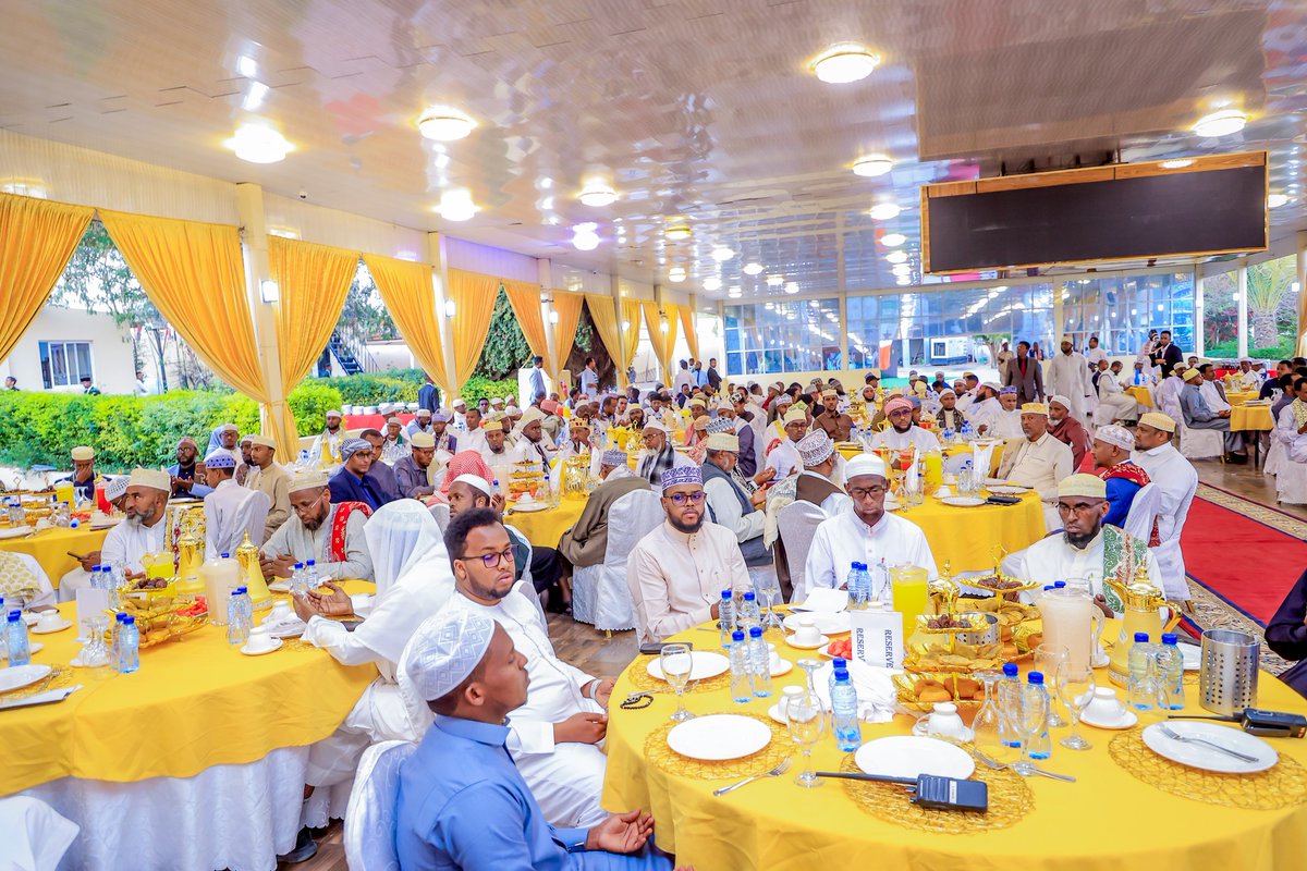 SLYouthEnvoy's tweet photo. REPUBLIF OF SOMALILAND
His Excellency, President of the Republic of Somaliland @Abdirahmanirro, celebrates Somaliland's top Quran scholars.

@somalilandmfa @MadaxtooyadaJSL https://t.co/1D1q1s2tRw