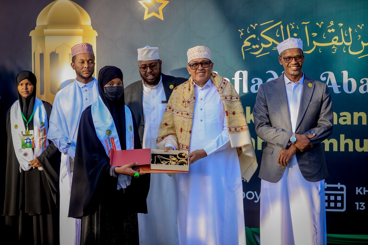 SLYouthEnvoy's tweet photo. REPUBLIF OF SOMALILAND
His Excellency, President of the Republic of Somaliland @Abdirahmanirro, celebrates Somaliland's top Quran scholars.

@somalilandmfa @MadaxtooyadaJSL https://t.co/1D1q1s2tRw