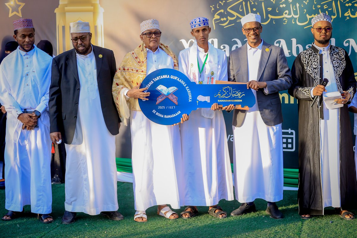 SLYouthEnvoy's tweet photo. REPUBLIF OF SOMALILAND
His Excellency, President of the Republic of Somaliland @Abdirahmanirro, celebrates Somaliland's top Quran scholars.

@somalilandmfa @MadaxtooyadaJSL https://t.co/1D1q1s2tRw