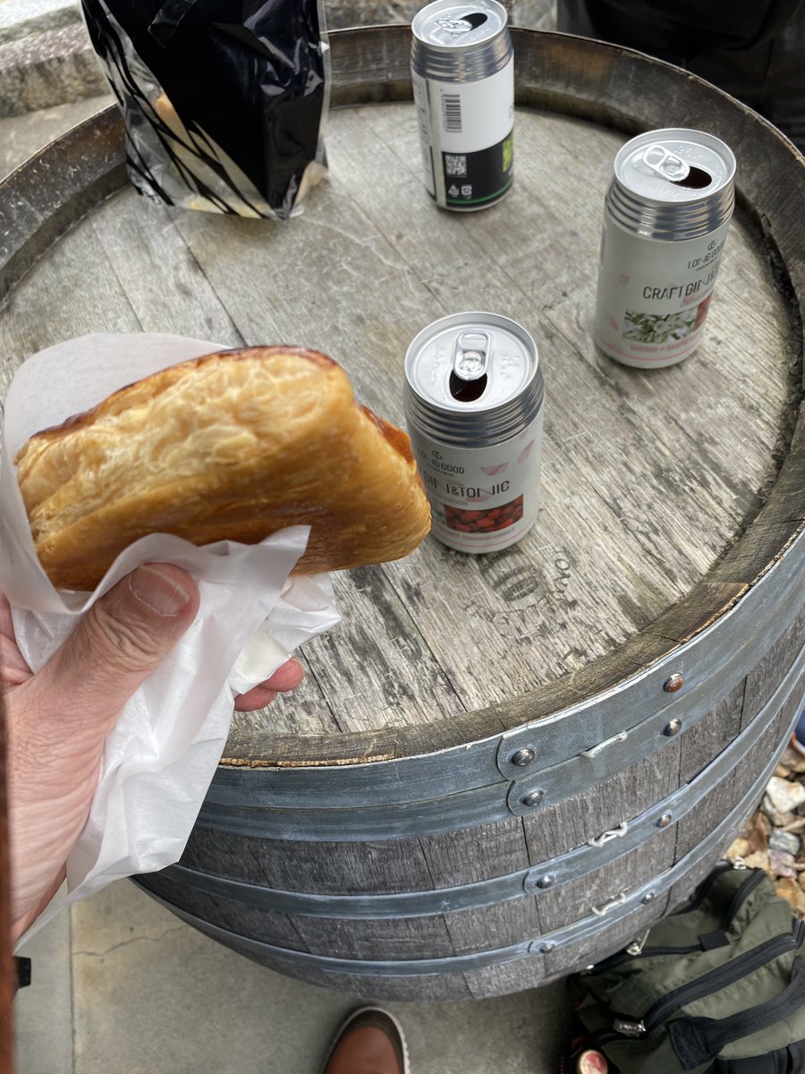 harlequin_moon's tweet photo. LongGood
ジンと
場所移って
ドイツビール🍺
とカレーソーセージ🌭
を川縁で

#LongGood
#ドイツデリカテッセンクリンゲン https://t.co/dIKtXJYwtX