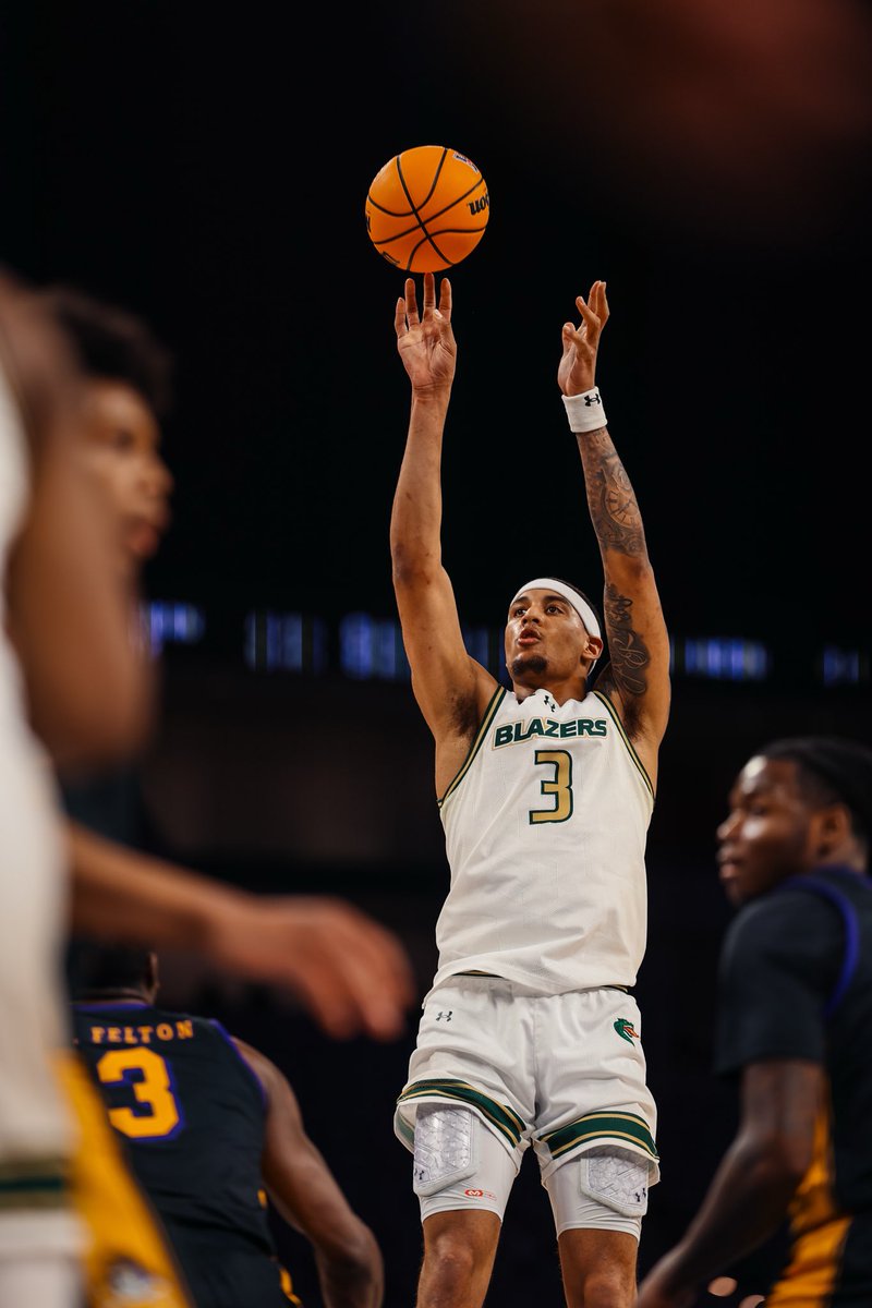 UAB_MBB's tweet photo. Legendary performance.

30 points
20 rebounds
8 assists
5 steals
4 blocks

#WinAsOne https://t.co/zjIAqAV7bW