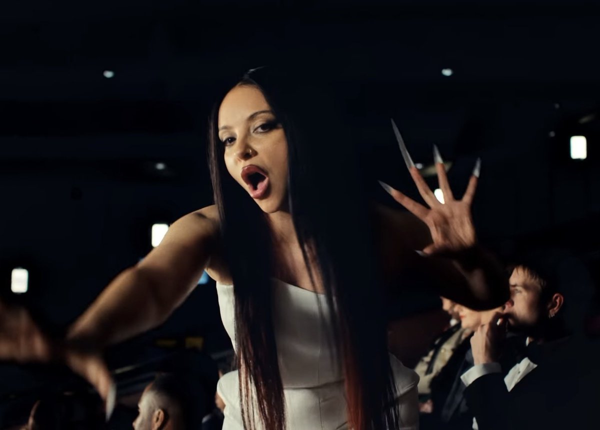 "FUFN" เอมวีมาแล้วค่ะ 🫦✨️ เริ่มเพลงมาก็แซ่บเลย แอดชอบการเล่าเรื่องง่าย ๆ ที่ไม่น่าเบื่อของเจด 

youtu.be/xA4ORUeCods?fe…