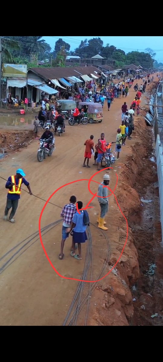 Simon55023790's tweet photo. @kepukepunews @alexottiofr People walking around the construction site without PPE should not be allowed,this picture is really disturbing. Please action on this. https://t.co/H2eiYPXOHE