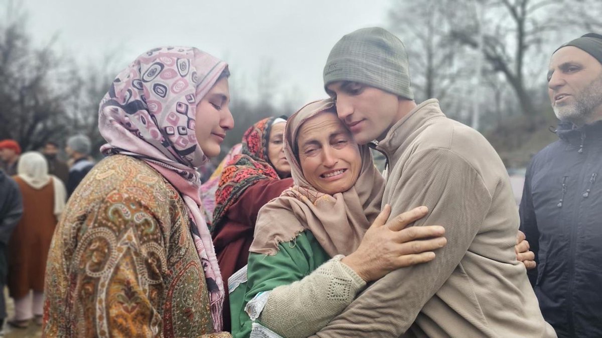 yodha_mike's tweet photo. Tears of Joy… 🫡 My salute to all mothers, sisters and elders who willingly send their loved ones to serve the Nation #Kashmir .. Nothing can break the spirit of our Nation🇮🇳#Nationalism at its best.. ⁦@ChinarcorpsIA⁩ #indianArmy https://t.co/tsiqQ6RJVd