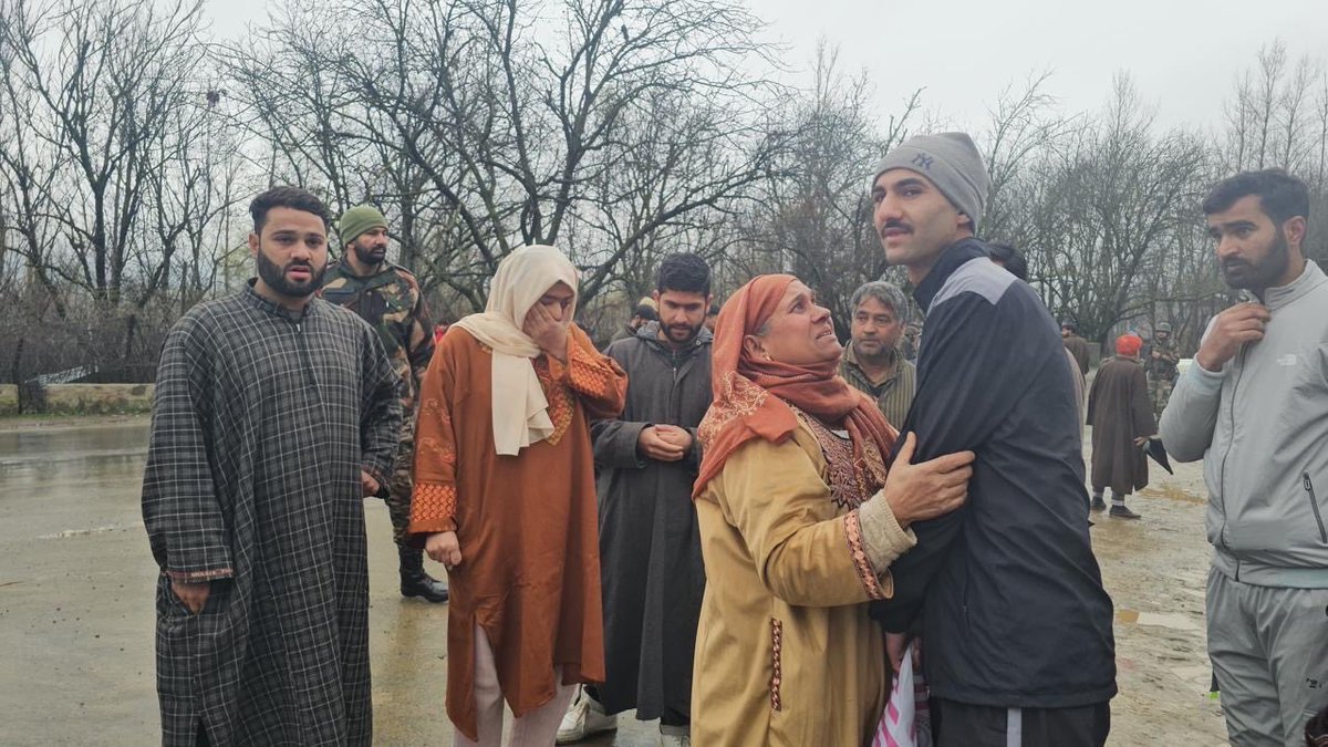 yodha_mike's tweet photo. Tears of Joy… 🫡 My salute to all mothers, sisters and elders who willingly send their loved ones to serve the Nation #Kashmir .. Nothing can break the spirit of our Nation🇮🇳#Nationalism at its best.. ⁦@ChinarcorpsIA⁩ #indianArmy https://t.co/tsiqQ6RJVd