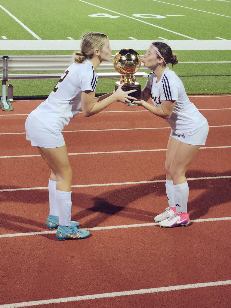 gayleydeemom3's tweet photo. These girls left it all on the field &amp; came out on top against rival Bellville on their turf after 4 rounds of penalty kicks! My girl played a solid game on defense, made her PK, and is a 4-TIME DISTRICT CHAMP!!! 🐅⚽️🖤💛 #JGD #SealyHS #TigerSoccer #Varsity #SeniorSeason #MyGirl https://t.co/M0y2f1BJfo
