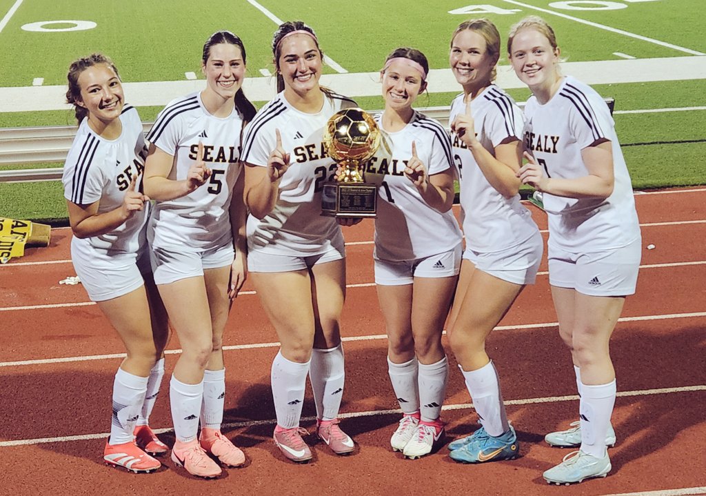 gayleydeemom3's tweet photo. These girls left it all on the field &amp; came out on top against rival Bellville on their turf after 4 rounds of penalty kicks! My girl played a solid game on defense, made her PK, and is a 4-TIME DISTRICT CHAMP!!! 🐅⚽️🖤💛 #JGD #SealyHS #TigerSoccer #Varsity #SeniorSeason #MyGirl https://t.co/M0y2f1BJfo