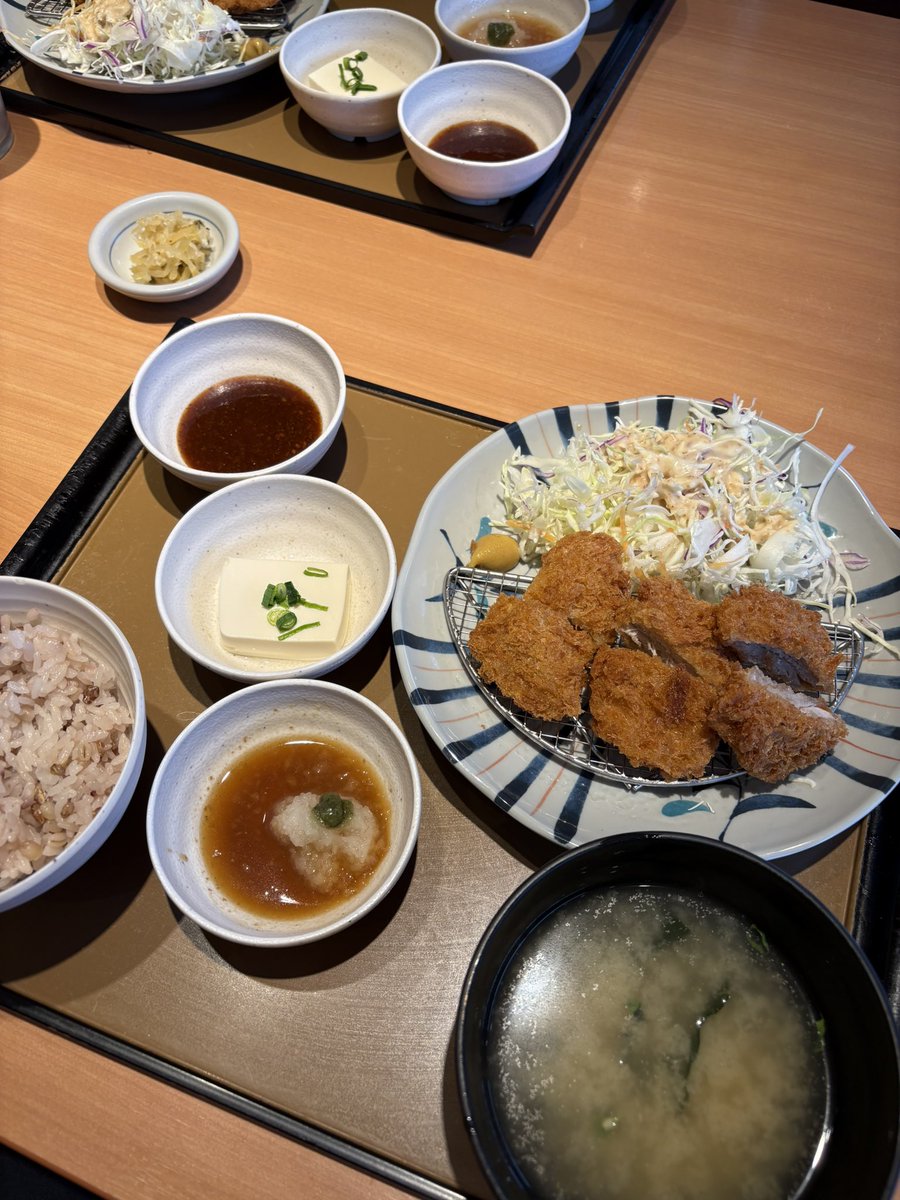 moaneko2's tweet photo. やよい軒でカツ活！
とんかつソース2種類どちらもうまい😋
#やよい軒 
#スパークルおおいた https://t.co/GBimm93R00