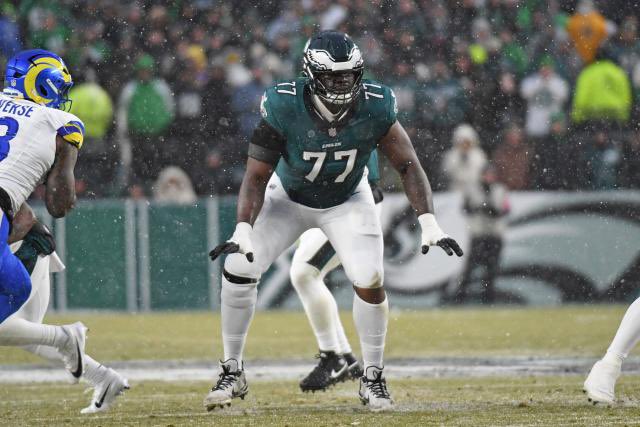 The potential right side of the Chargers offensive line is built like a fortress. 😤 #BoltUp 

RT Joe Alt: 6′8″, 322 lbs
RG Mekhi Becton: 6′7″, 364 lbs