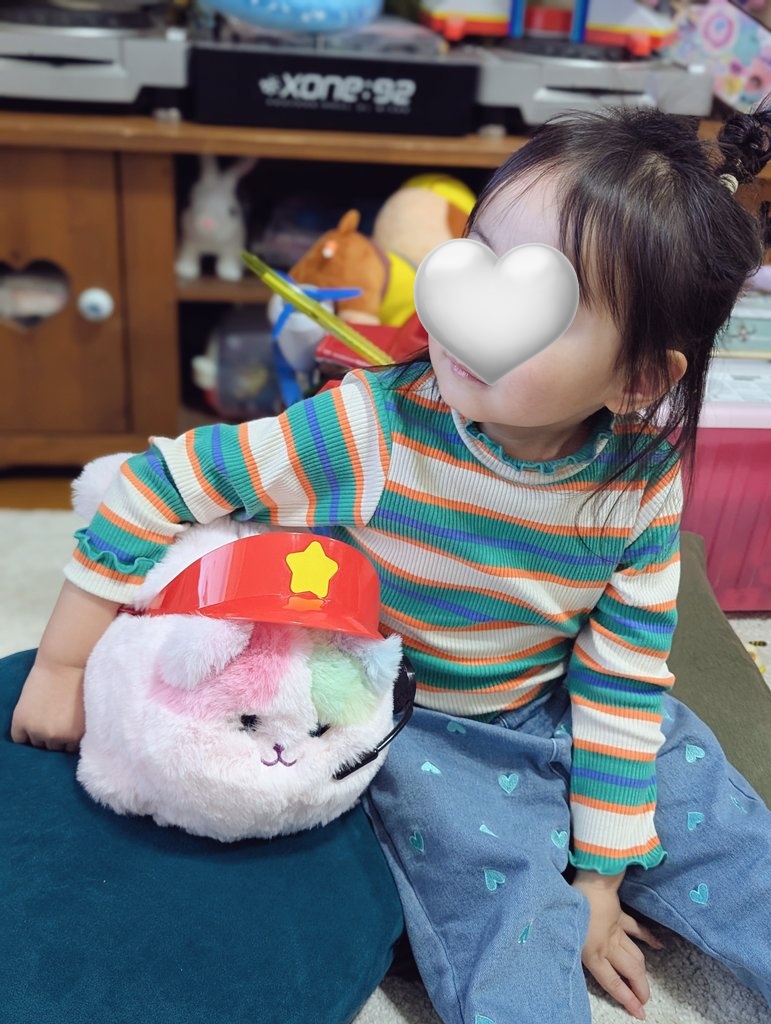 erm16g's tweet photo. ニャンだきみは！？ことうちのピンクちゃんを店員さんにして喜んでる🐱マイク毛に埋もれててかわいいね🐱 https://t.co/Vfll9CftWc