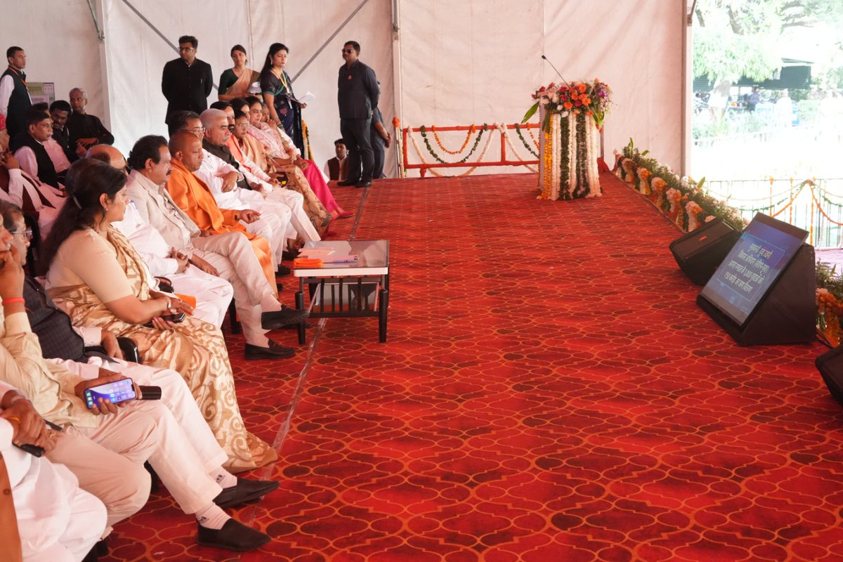 AnitaSahgal's tweet photo. माननीय मुख्यमंत्री श्री योगी आदित्यनाथ जी द्वारा...‘‘मुख्यमंत्री युवा उद्यमी विकास अभियान’’ (सी0 एम0 युवा) के अर्न्तगत आगरा मण्डल के 1000 युवाओं को रूपये 50 करोड़ का ऋण वितरण कार्यक्रम का संचालन करते हुए।

#anchor #actresses #anitasahgal #UPCM #YogiAdityanath @myogiadityanath https://t.co/j1GSe9Fd6L