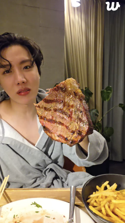 ryuminating's tweet photo. 🐿️ Hey guys, what size steak? 
🐿️ Hope size.
🐿️ It's very big. https://t.co/1BzJLW3e82
