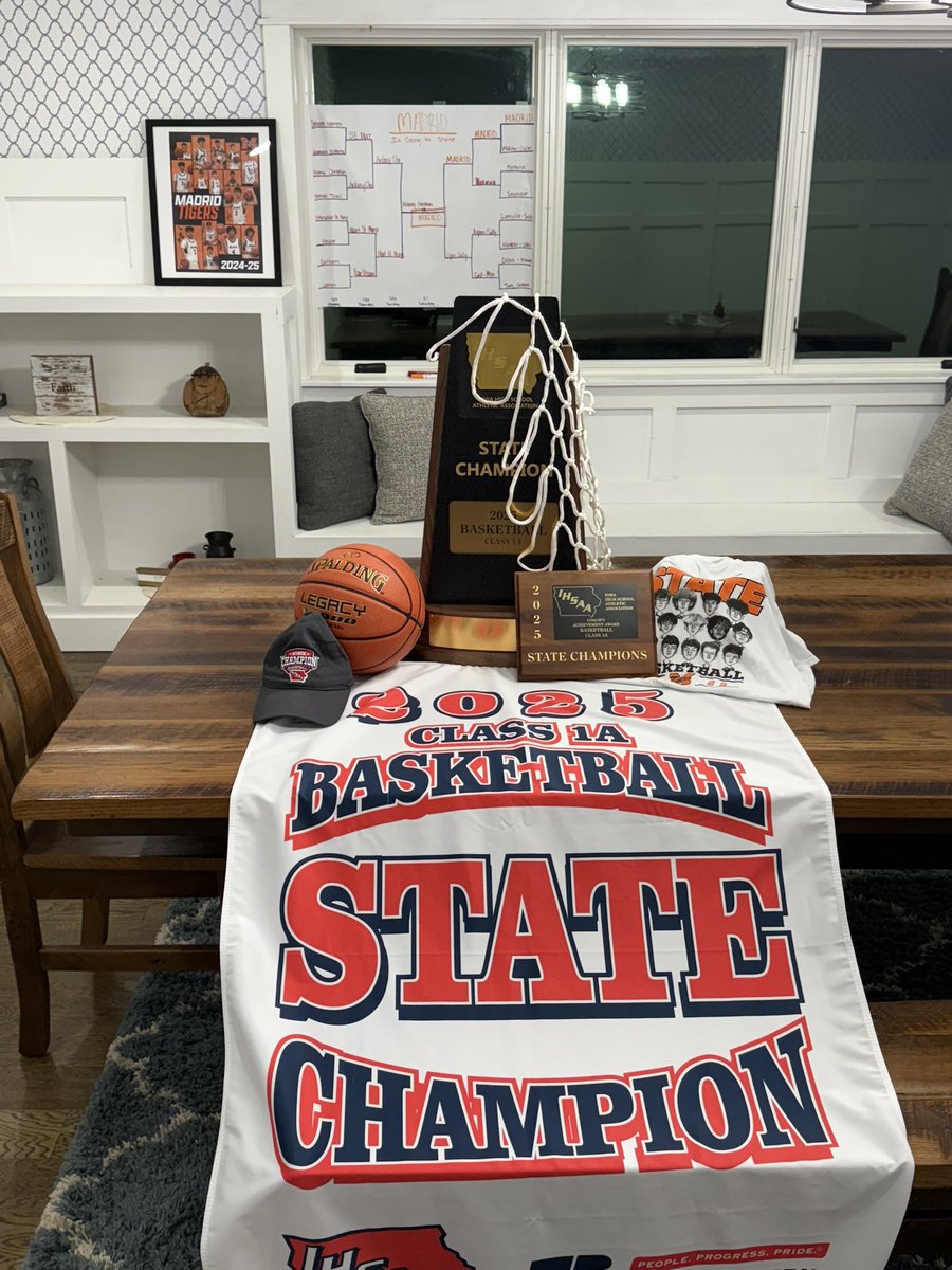 b_surratt's tweet image. Looks pretty good on my kitchen table!!! Not sure I can give it back 😄😄😄