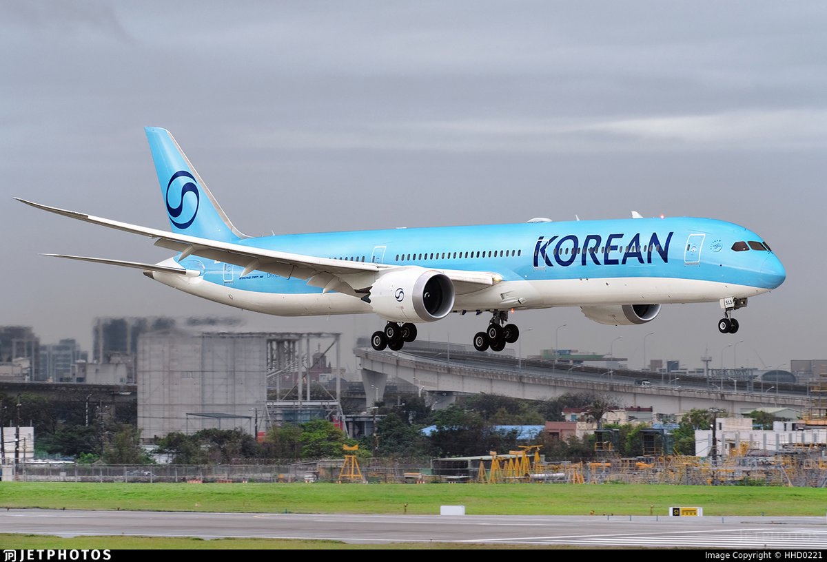 JetPhotos's tweet photo. A Korean Air 787 wearing the airline’s new livery landing in Taipei. https://t.co/HPN0Slf51i © HHD0221 https://t.co/Xn1C4R4gqk