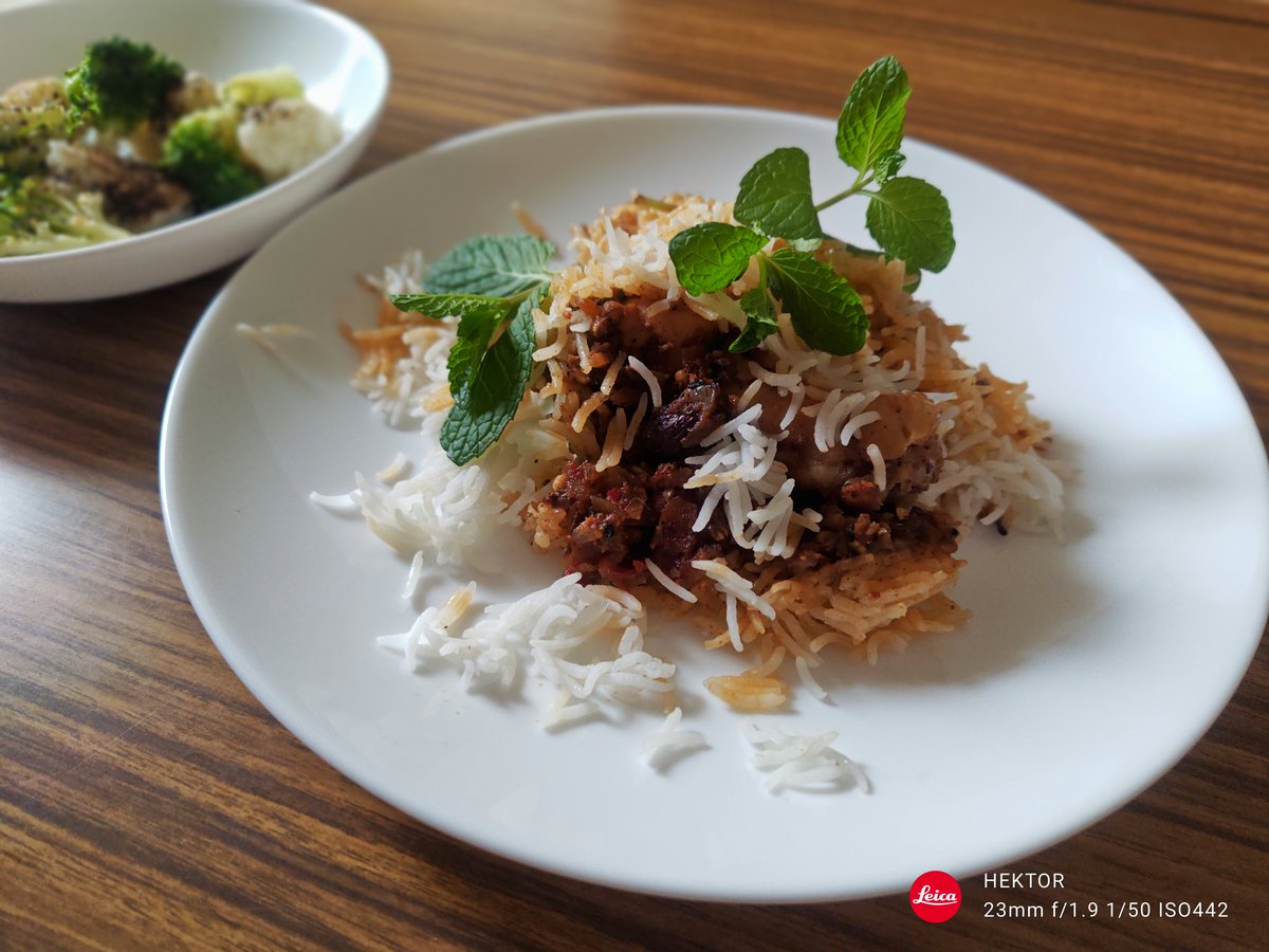 ビリヤニ大澤 さん的色味の チキンビリヤニ

ホールトマト缶の旨味のみ残しオリジナルビリヤニマサラで盛り立てます