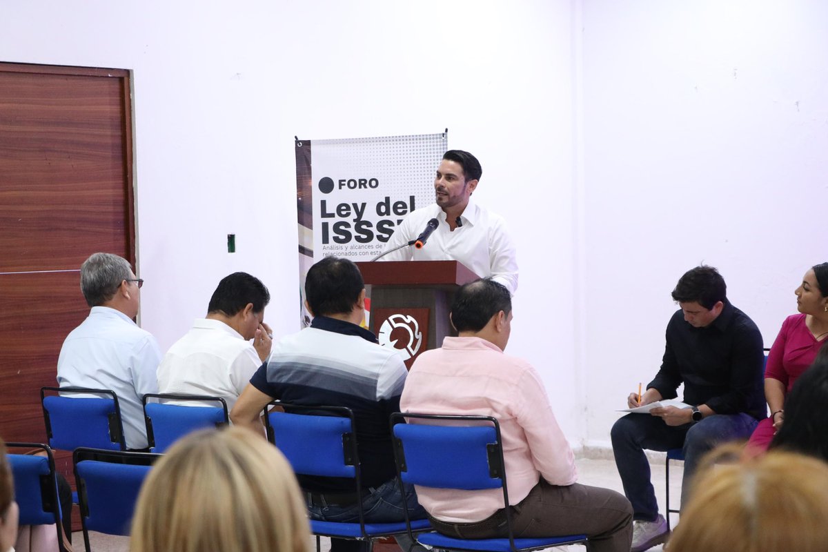 PRICampeche_'s tweet photo. La Ley del ISSSTE es un atentado a los derechos, ahorros y prestaciones de las y los maestros y trabajadores del Estado.
Lo que intentan hacer con el #FOVISSTE es lo mismo que hicieron con el #INFONAVIT. 👀 https://t.co/terJHaKS0V