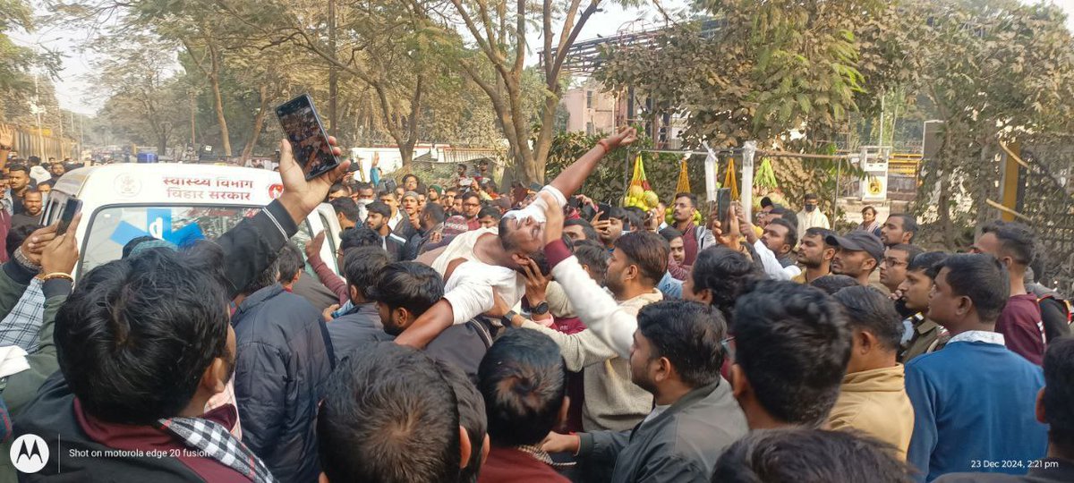 Yuvalytics's tweet image. #BPSCProtest #JusticeForAspirants

पूरा बिहार आज होली के रंग में डूबा हुआ है, लेकिन गार्डिनीबाग में बैठे BPSC अभ्यर्थी अभी भी अपने हक के लिए संघर्ष कर रहे हैं। सरकार और आयोग की नाइंसाफी के खिलाफ उनकी लड़ाई जारी है। जब पूरा प्रदेश खुशियों में डूबा है, तब ये अभ्यर्थी अपने सपनों और…