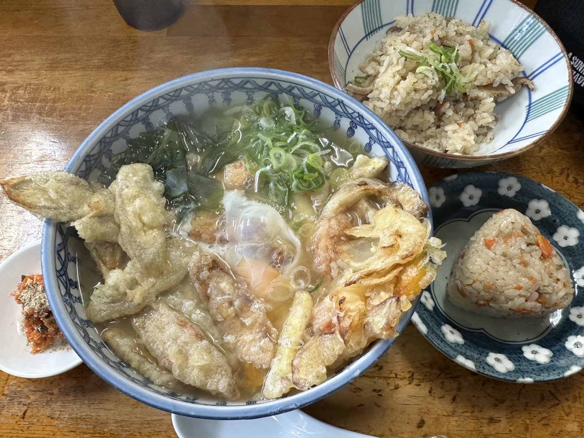 kando_jjj's tweet photo. いつも我々を震わせる天ぷらうどん様。
新作の肉ごぼうごはん。
ベリーキュートでした。
ありがとうございます。 https://t.co/hzj1eVYlPg