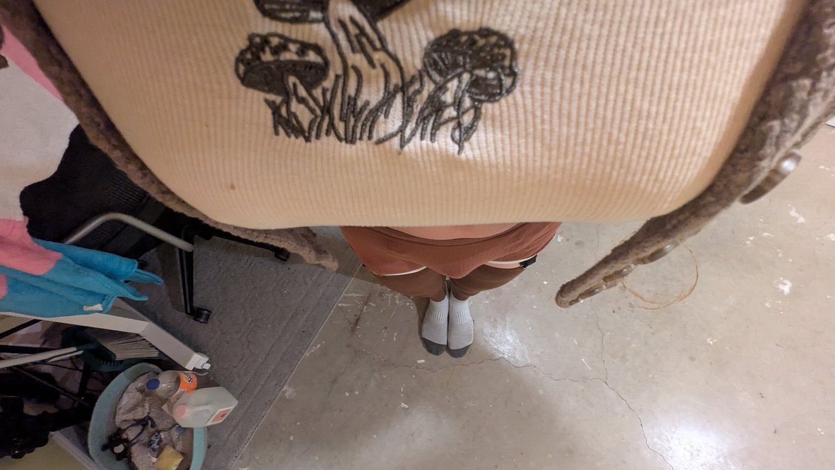 NaomiM00's tweet photo. This fit makes my bulge look Soo fat 😭 https://t.co/s7WrnlY05A