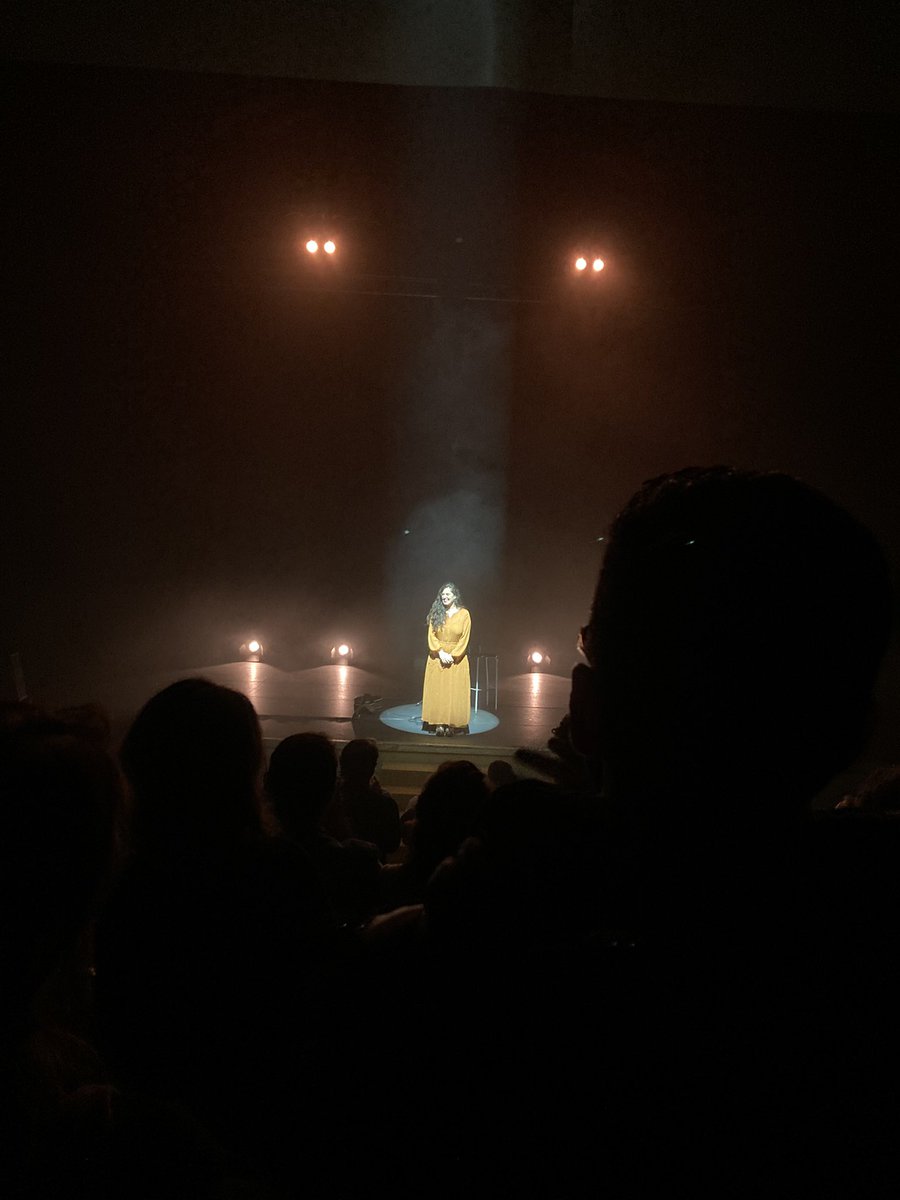 Sonríe como si no fuera consciente de la que acaba de liar… Bendito espectáculo el que ha brindado <a href="/Sperezcruz/">Sílvia Pérez Cruz</a> en La Línea. Gracias!!!