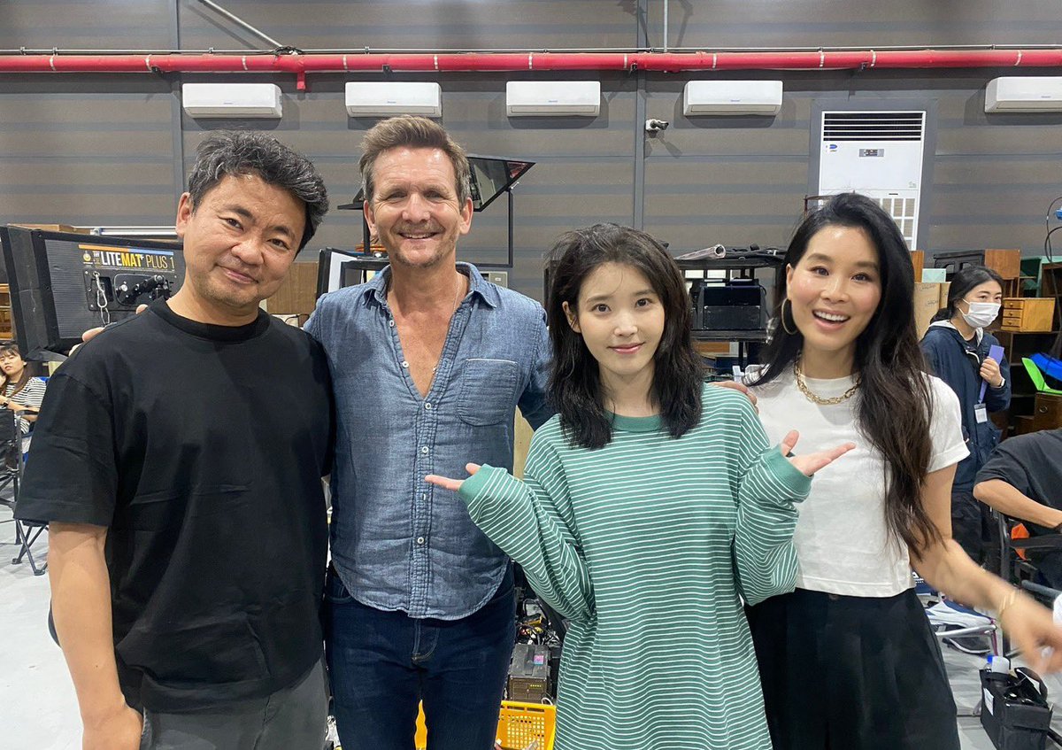 visiting the set of When Life Gives You Tangerines in 2023 🍊 love these artists so much - director Kim Won Seok and incomparable once-in-a-lifetime artist <a href="/_IUofficial/">아이유(IU)</a> 🤌🏼 

#폭싹속았수다 #WhenLifeGivesYouTangerines