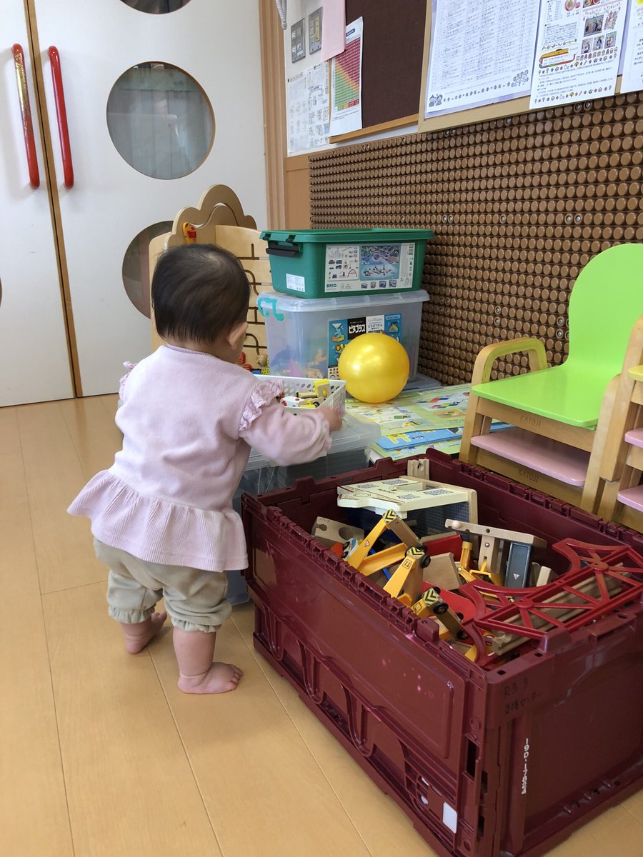 riodesuka's tweet photo. あっという間に１年経ちまして、
娘氏もうすぐ１歳です。

未だに「わたしは母親でこの子は娘だから！」みたいな使命感？はありませんが(笑)、
《小さな生き物と共同生活してる》っていう感覚が近いような気がします😂

毎日楽しいをありがとう🥰

#すでにむっちゃ歩いています https://t.co/k3rfFp4Lb1