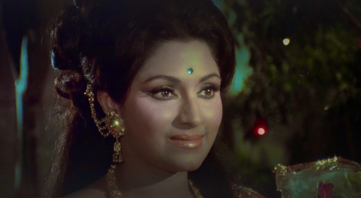 liveinframes's tweet photo. Bindu in Abhimaan(1973) Dir.Hrishikesh Mukherjee https://t.co/0llNm1bmO3