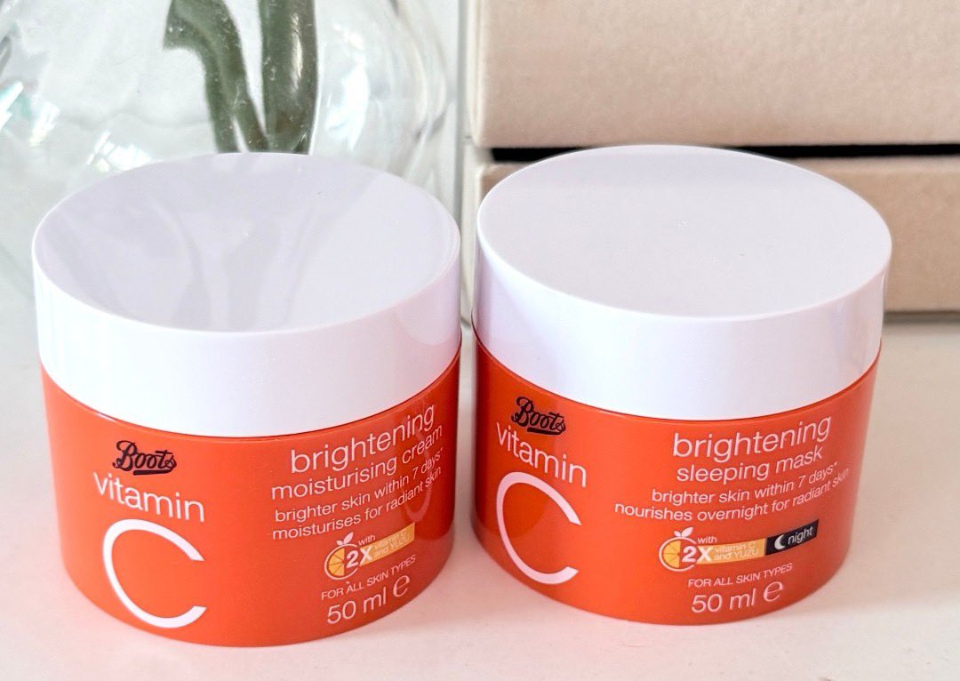 ttarntalzonel's tweet photo. Boots Vitamin C ไลน์สุดฮิตของ Boots เลยแบบถูกและดีมีอยู่จริงๆ ผิวคล้ำๆมาเจอตัวนี้คือไบร์ทขึ้นมากๆ เราใช้ทั้งตัว moist cream และ sleeping mask ทั้ง 2 ตัวเป็นรูทีนประจำเช้าเย็น ช่วยให้ผิวใสขึ้นจริงและชุ่มชื้นขึ้น เป็น Vitamin C แบบเข้มข้นแต่ไม่แสบผิวเลย บูสผิวใส ผิวไม่ไวต่อแสงด้วย เราใช้ทุกวันเลยนะเห็นผลไวขึ้น หาซื้อง่ายที่ Boots ทุกสาขามี แถมราคาโคตรดีถูกกว่านี้คือแจกฟรีและนะ #ใช้ดีบอกต่อ