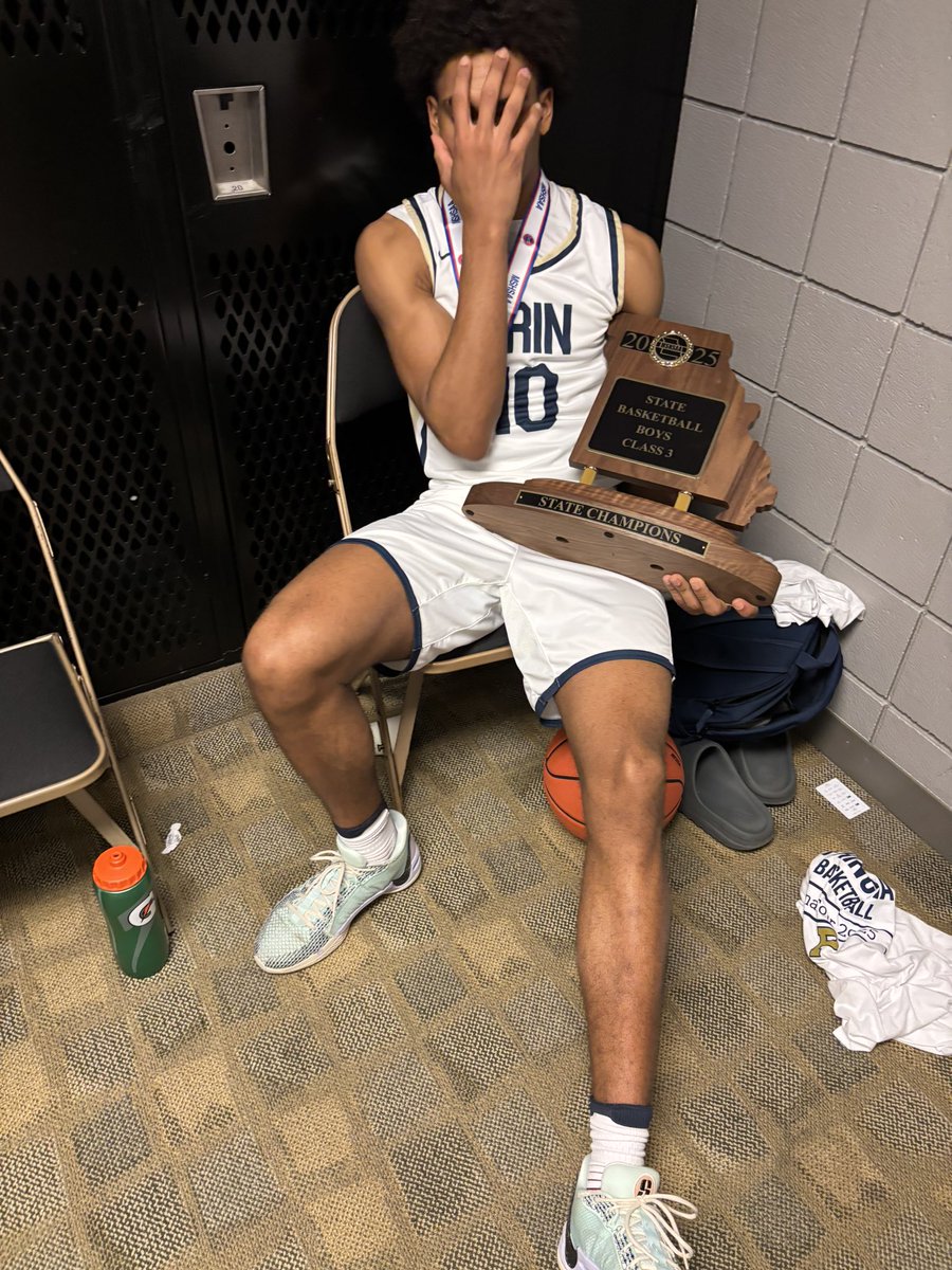 NeoSwanson's tweet photo. State Champs - Principia 2025 
I’m beyond grateful to be apart and contribute to this team anyway possible. It was an amazing experience to play alongside such talented and hardworking players while being coached by some of the best coaches in the country. More work to be done! https://t.co/JvrZU17uwZ